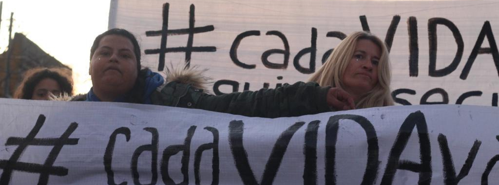 Fotografíaun grupo de personas manifestandose con pancartas con el hashtag #cadaVIDAvale