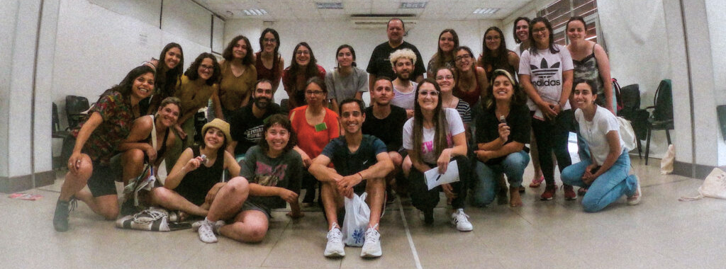 Fotografía. Un grupo de hombres y mujeres que asistieron a la Escuela Latinoamericana de Primavera, edición 2022, en el Centro Universitario Litoral Norte, sede Rivera.